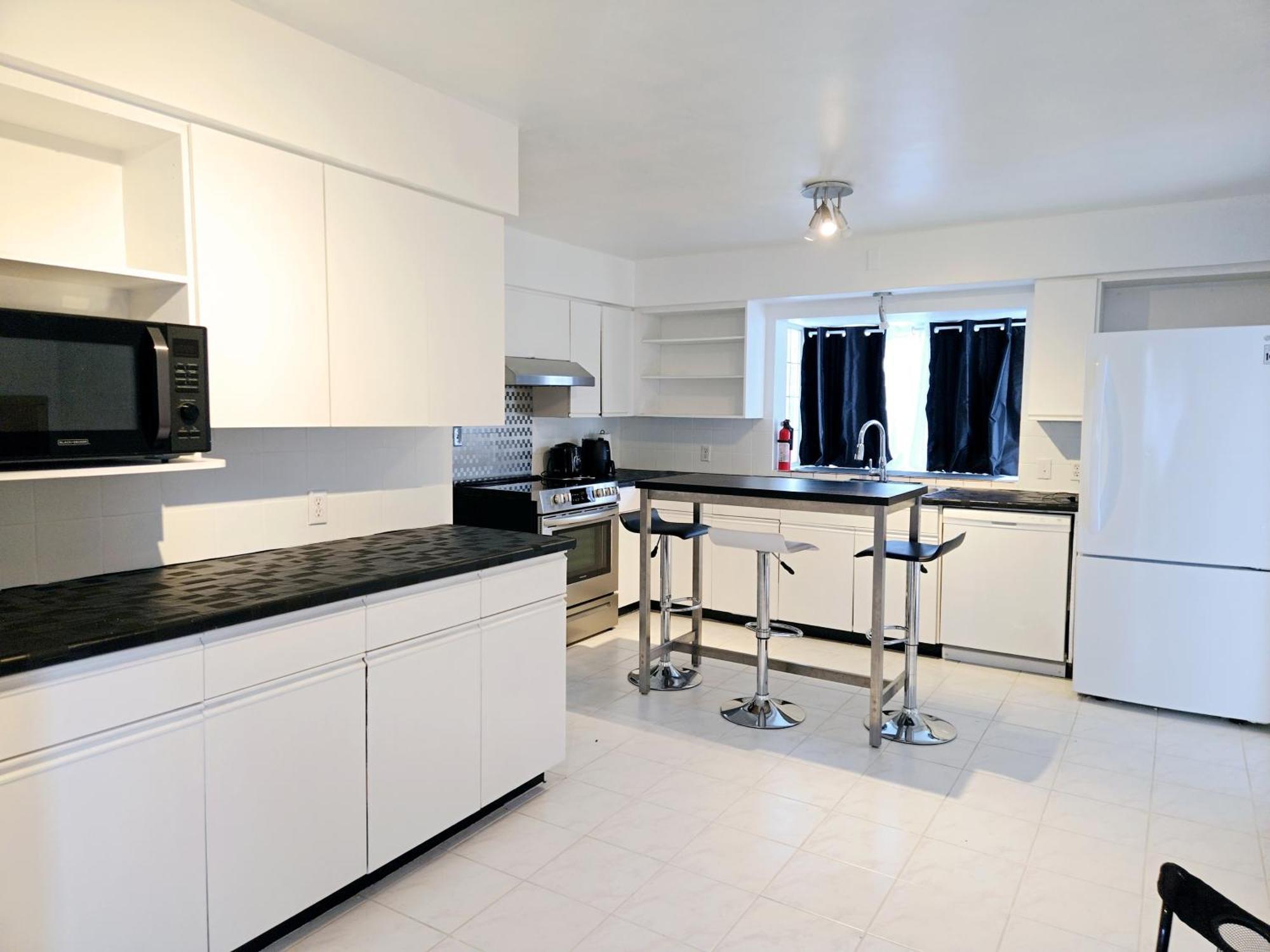 Lovely Cozy Room! With Attached Private Bath In The Heart Of Vancouver! Private Parking & Self Check-In! Εξωτερικό φωτογραφία